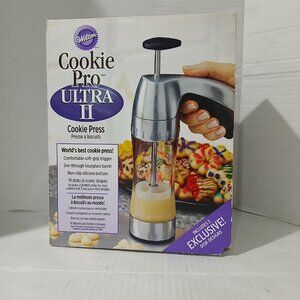 Wilton Cookie Pro Ultra II cookie press set 19 discs.